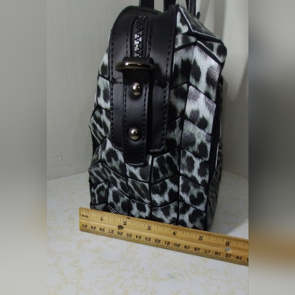 Patricia Luca Gray & Black Leopardo Print Satchel Bag. - Picture 4 of 8